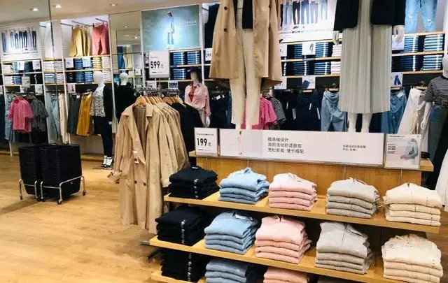 优衣库店长偷800余件服装7.5折销售（该名男子也因为职务侵占罪被刑拘了）