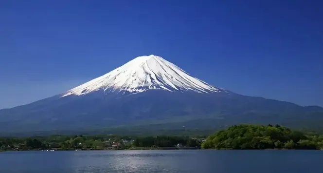 日本火山喷发 烟柱高2400米（这与土耳其地震是否存在内在联系）