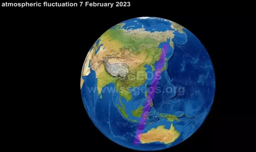 日本火山喷发 烟柱高2400米（这与土耳其地震是否存在内在联系）