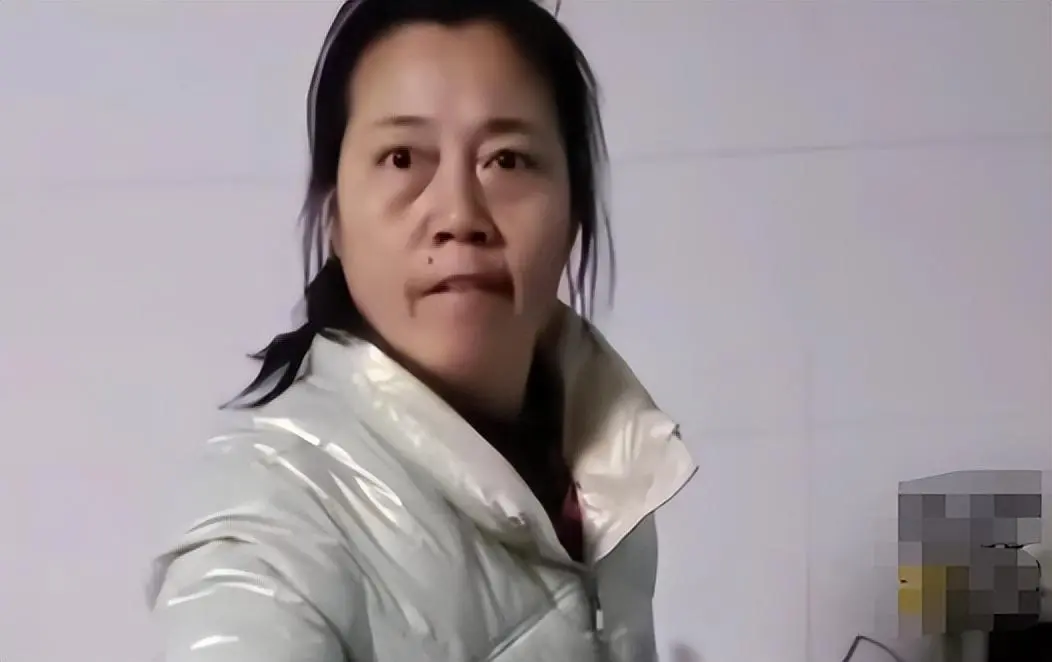 男孩用压岁钱给妈妈买手机被骂（到底发生了什么呢）