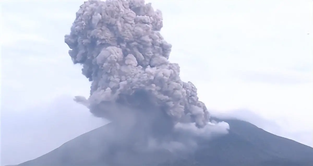 日本火山喷发 烟柱高2400米（这与土耳其地震是否存在内在联系）