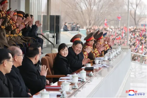 金正恩和女儿观看体育比赛（“光明星节”之际）