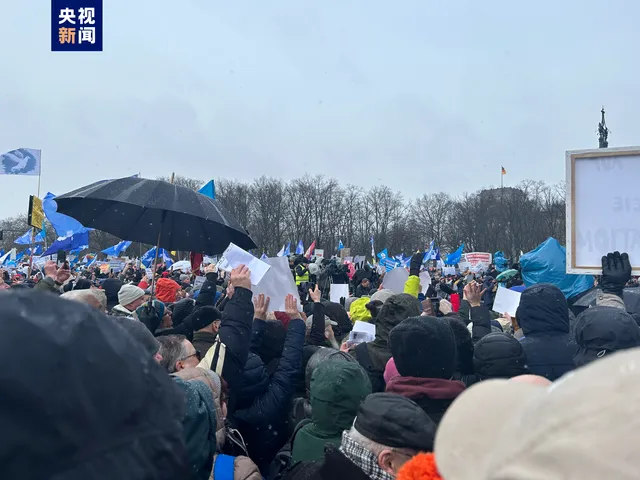 德国柏林爆发大规模示威活动（抗议西方国家向乌供应武器）