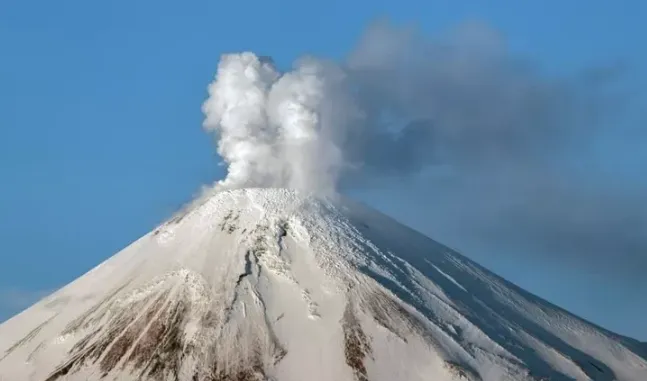 日本火山喷发 烟柱高2400米（这与土耳其地震是否存在内在联系）