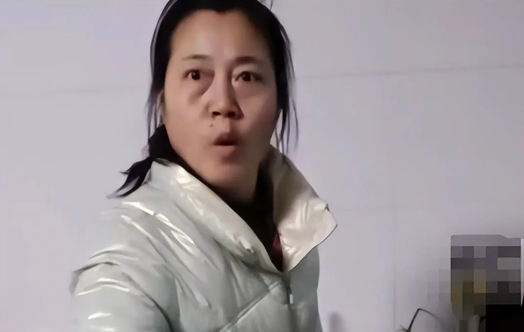 男孩用压岁钱给妈妈买手机被骂（到底发生了什么呢）