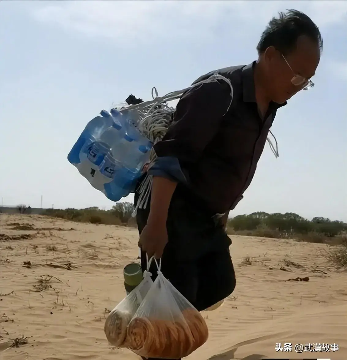 求水林场主:曾坐奔驰宝马现坐三轮（是谁让治沙英雄在咆哮）