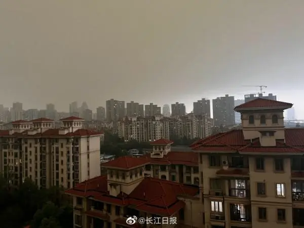 武汉大暴雨白天变黑夜（网友晒这是电影特效吗？）