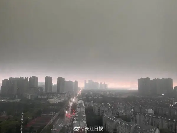 武汉大暴雨白天变黑夜（网友晒这是电影特效吗？）