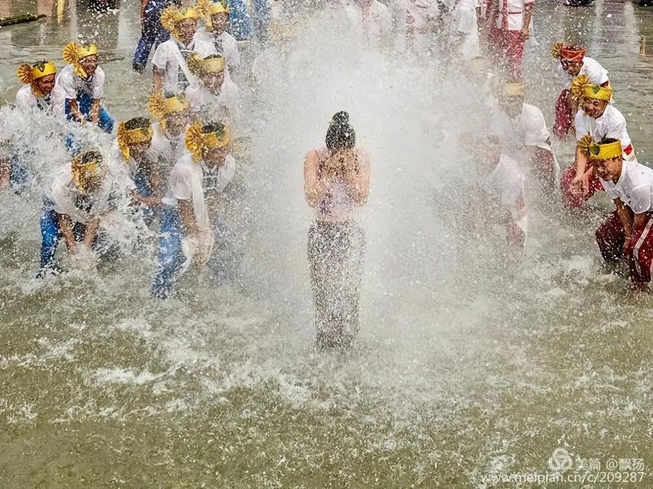 泼水节连狗路过都得淋两桶水再走（详细内容）