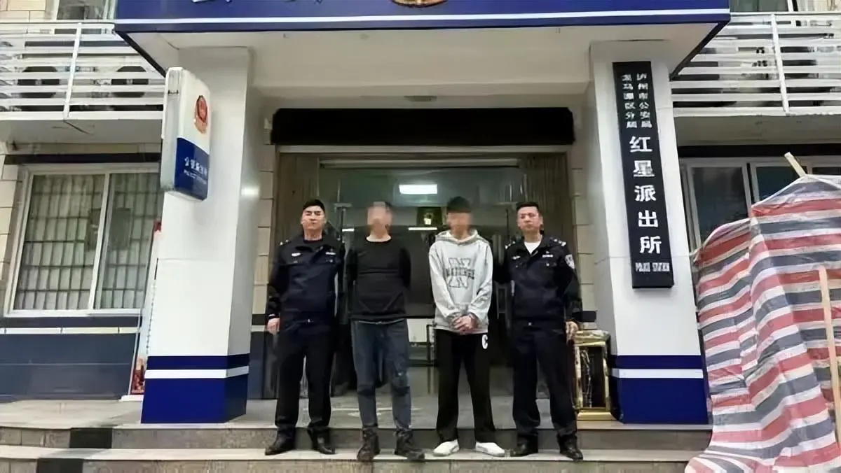 两男子将涉黄卡片发到警车上（真叫人啼笑皆非）