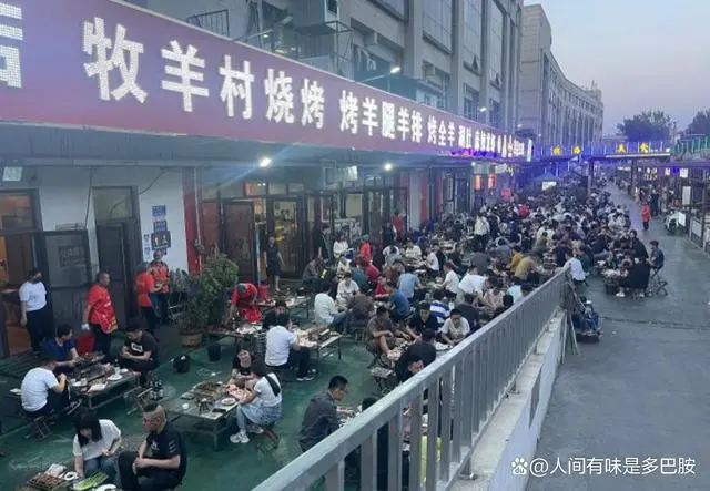 淄博烧烤店主劝退排队顾客（排队的顾客并不满意这种做法）