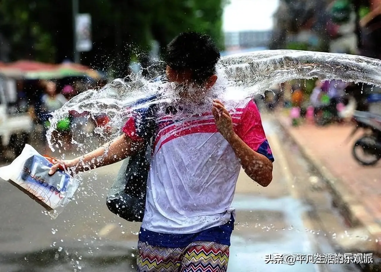 女子泼水节被众男子围着泼水撕雨衣（详细内容）