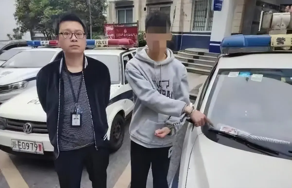 两男子将涉黄卡片发到警车上（真叫人啼笑皆非）