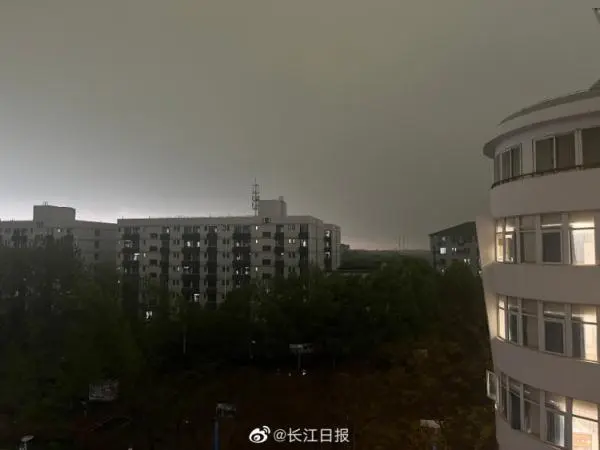 武汉大暴雨白天变黑夜（网友晒这是电影特效吗？）