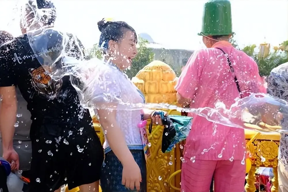 泼水节连狗路过都得淋两桶水再走（详细内容）