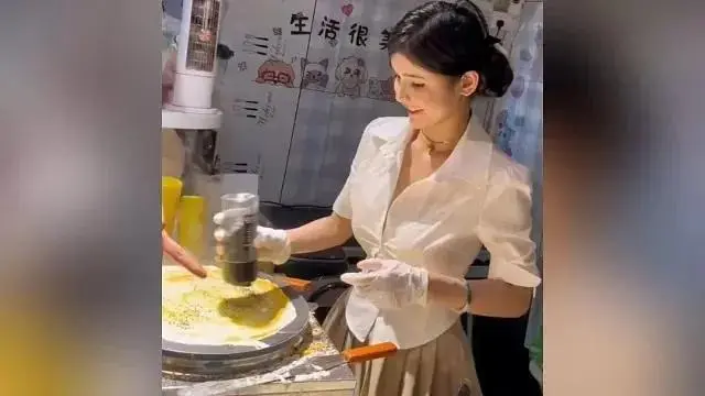 曾轻生的网红“狗头萝莉”转行卖煎饼（详细内容）