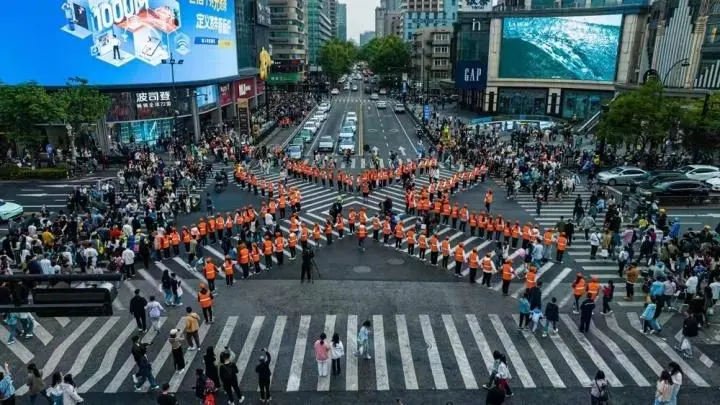 西湖边“最美人墙”遭非议（请搞清楚事实再说话）