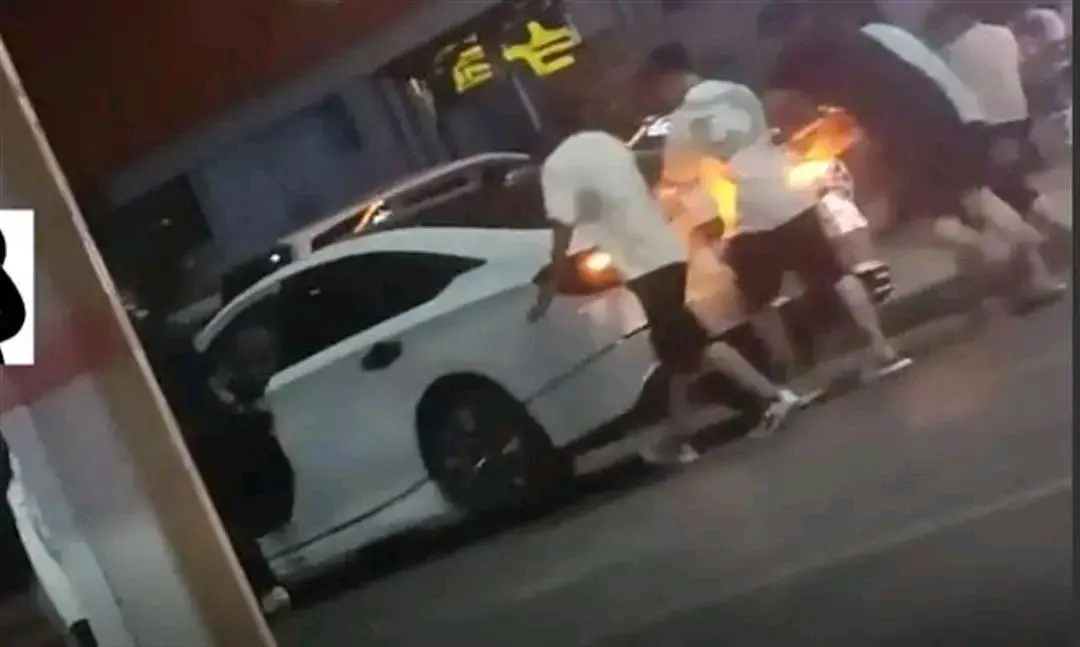 5名男子酒后推车1公里回家（不是酒驾，这是“酒推”）