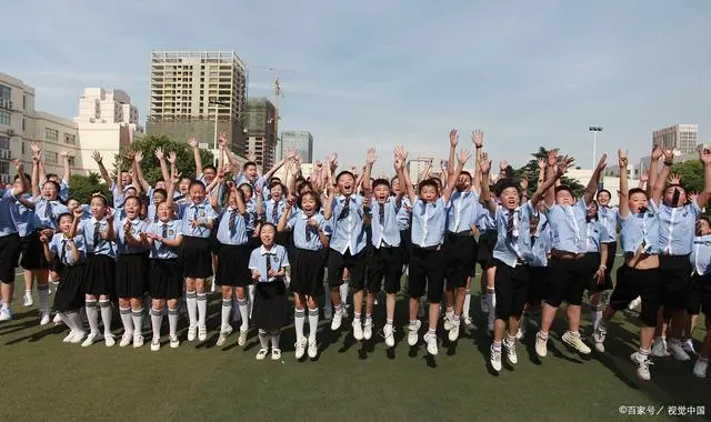 毕业季多地学校现高价毕业照现象（避免过度商业化和追求表面建设）