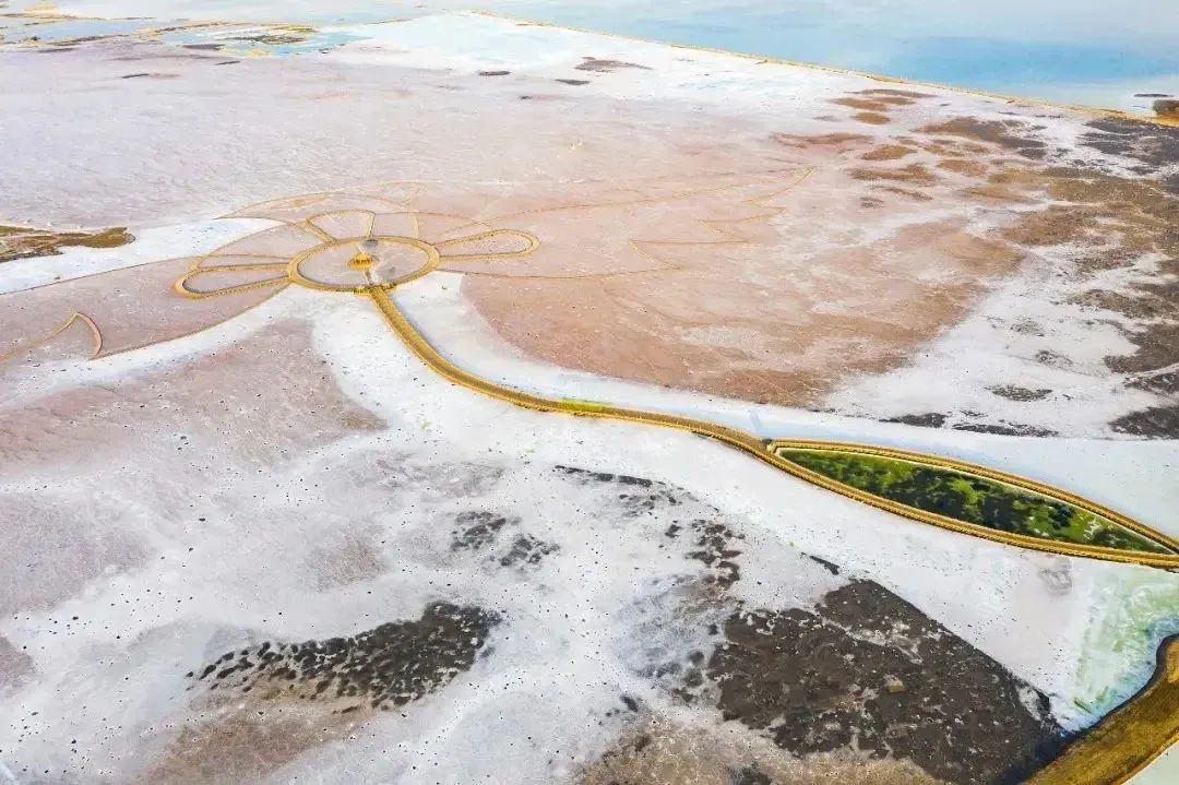 这就是够吃70年的茶卡盐湖！卫星视角