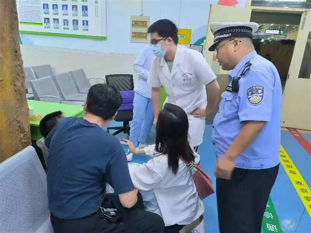 演员赵荀深夜发文感谢民警救其子：孩子突然晕厥 民警拉响警笛紧急送医