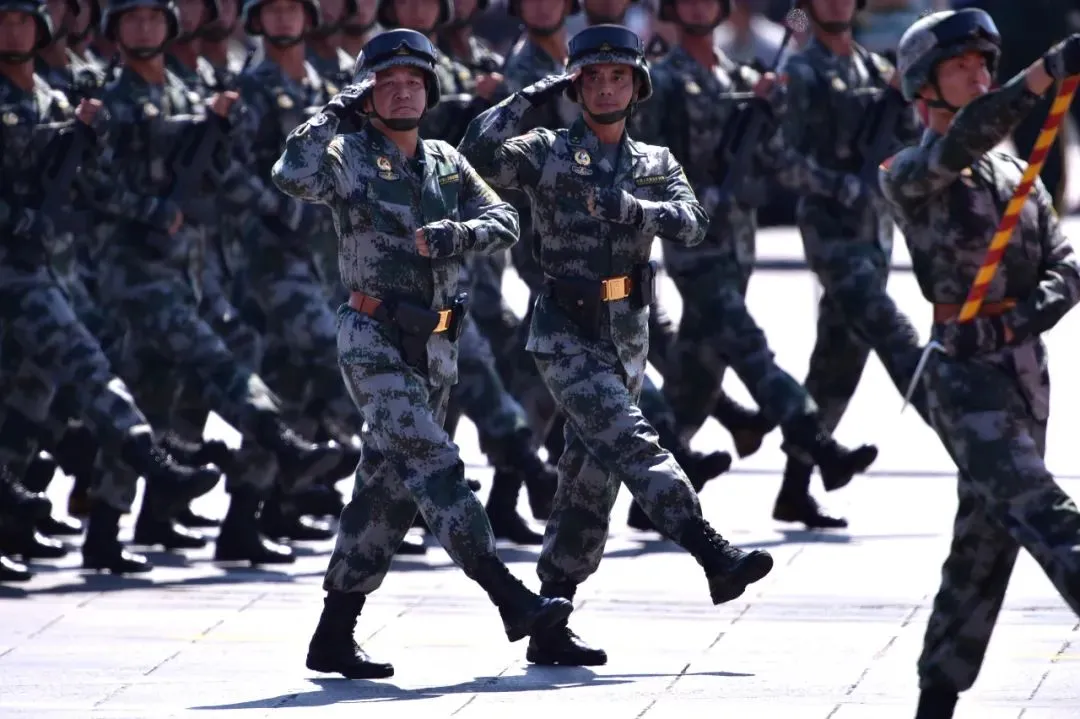 “日本投降了！中国胜利了！好多群众路上喊啊”78年前的今天，日本宣布无条件投降！