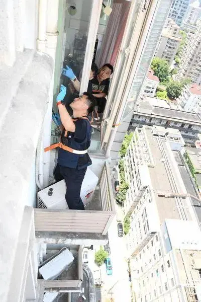 19楼窗外有异响？居民发现空调外机上蹲着个陌生人