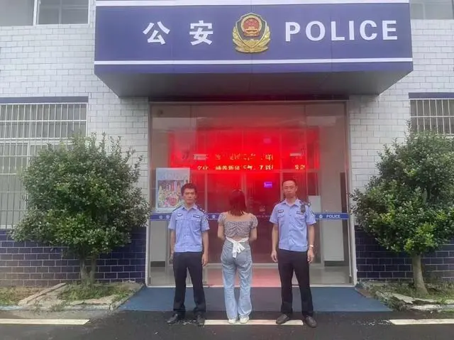 低俗色情！女主播户外涉黄直播当场被抓