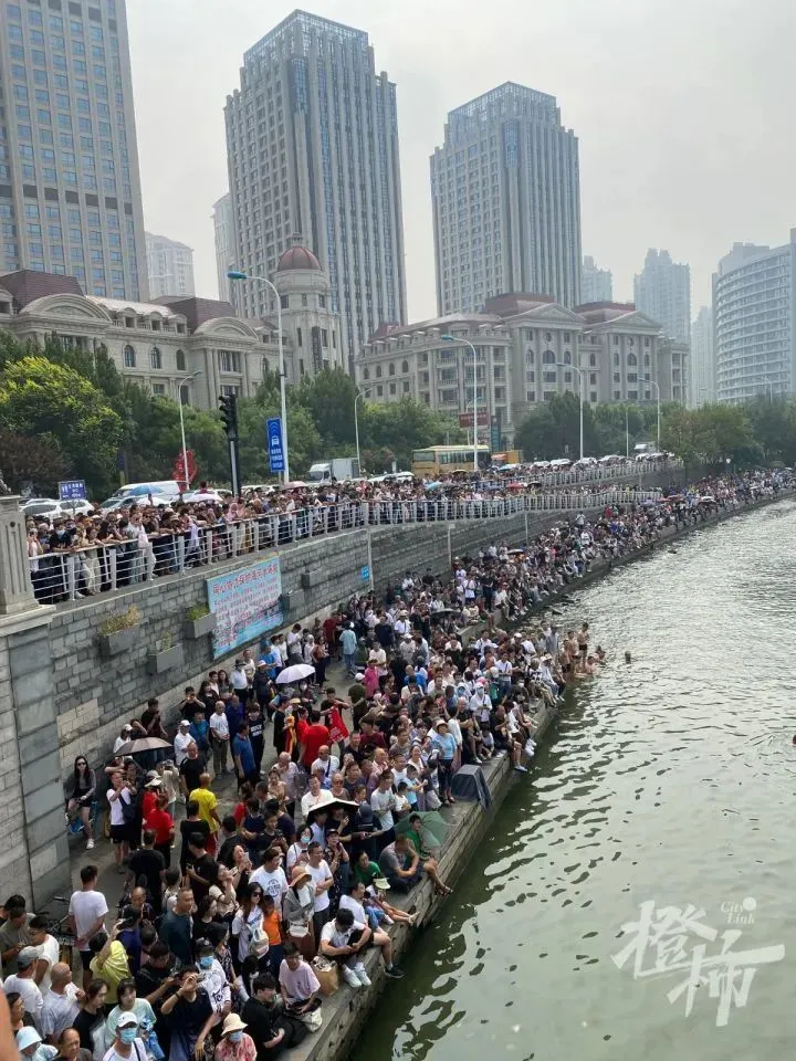 天津大爷已经没空跳水了：在桥面维持秩序，每天劝退年轻人