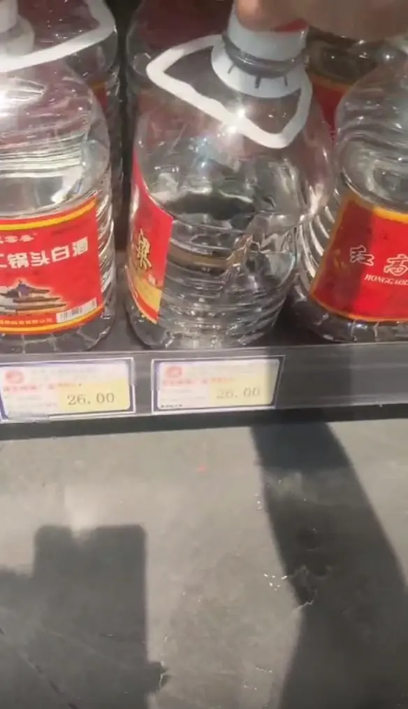 老鼠咬坏白酒桶醉倒在货架上，超市：可能是吃了药跑那去了，已处理